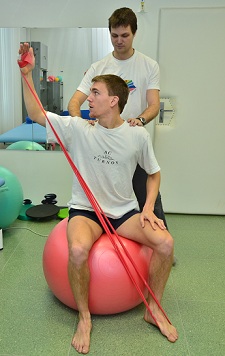 Fyzioterapie - cvičení na gymballu s therabandem